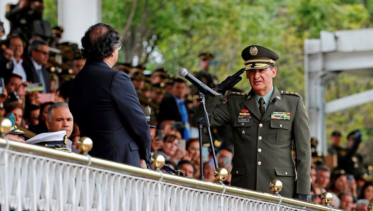 MPColombiaOEA's tweet photo. Saludamos la posesión del GR. William Salamanca @DirectorPolicia, como Director de la @PoliciaColombia. Le deseamos los mayores éxitos en la tarea encomendada por el Presidente @petrogustavo de renovar la institución, para que esté a la vanguardia de la protección de los DDHH. https://t.co/DljYP1sM2Q