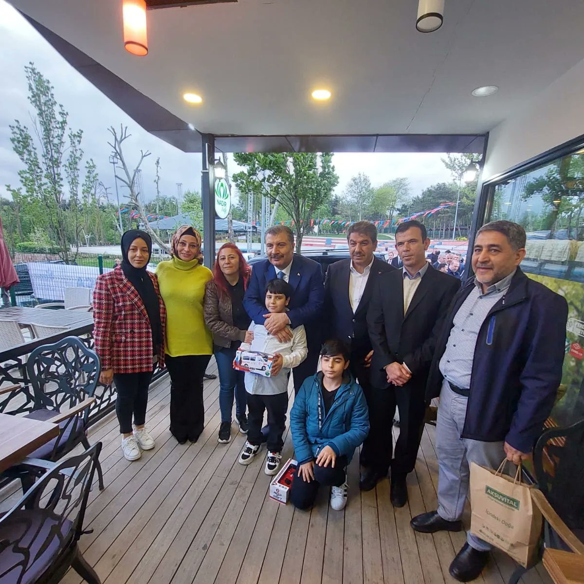 muratgencer3834's tweet photo. #9mayisdunyacolyakgunu vesilesiyle Sağlık Bakanımız Fahrettin Koca, Esenler Belediye Başkanımız Mehmet Tevfik Göksu ve Ak Parti İlçe Başkanımız Umut Özkan ile Nadir Kafe ‘de bir araya geldik.
Çölyaklı ailelerimizin taleplerini dile getirdik. #colyak https://t.co/dhRbEX3TVf