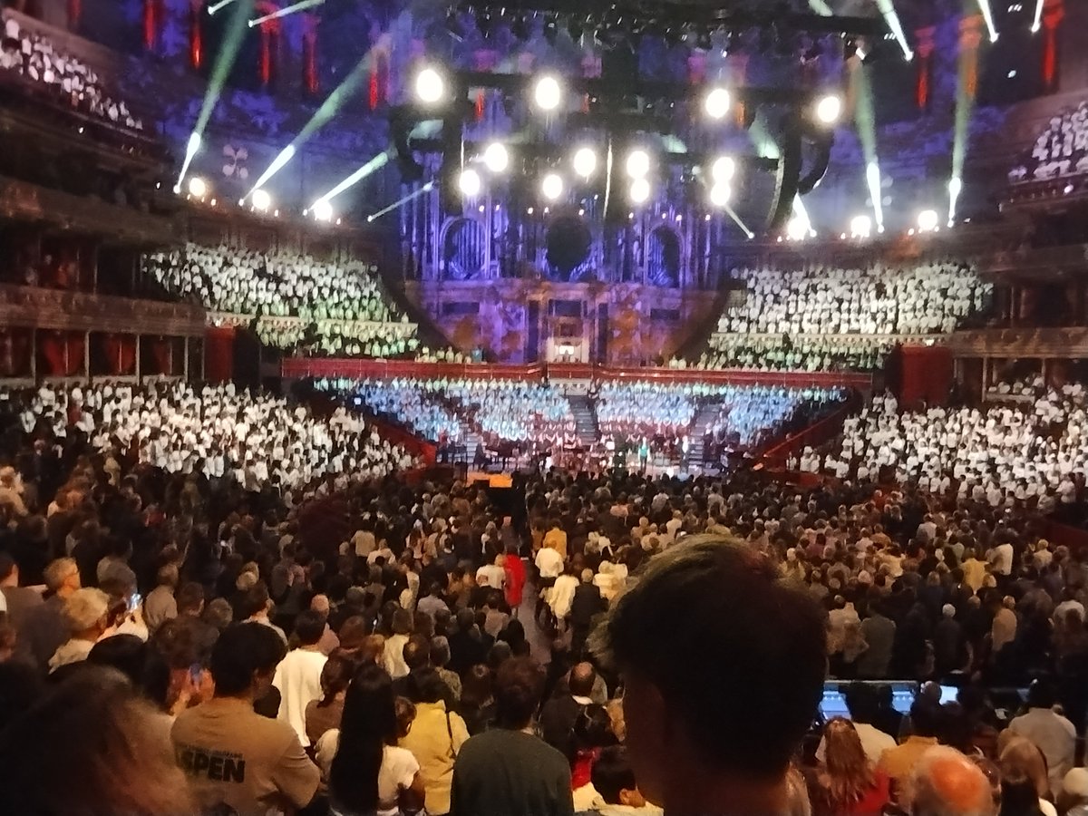 HAPPY BIRTHDAY @LonYouthChoirs with all 9999 pipes of the @RoyalAlbertHall organ! @annalapwood #PlayLikeaGirl ! #happybirthdayLYC #LYCRiseUp