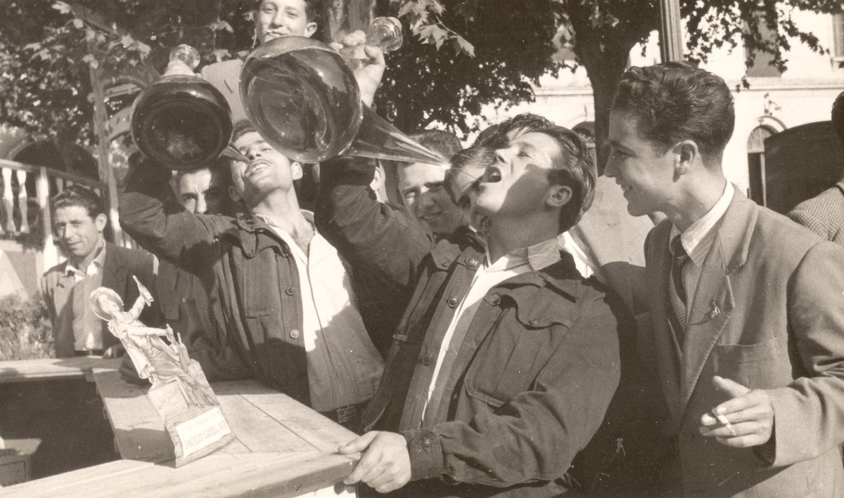 "El vi d'Artés té molta fama i crit a tota la Plana de Vic."
Aquesta dita ens l'explica el Josep Viñas, de Cal Jep Rector de Cabrianes, tot i que els vinyaires cabrianencs replicaven que era el seu vi i no pas el d'Artés el que gaudia de més èxit a la plana vigatana... (1/2)