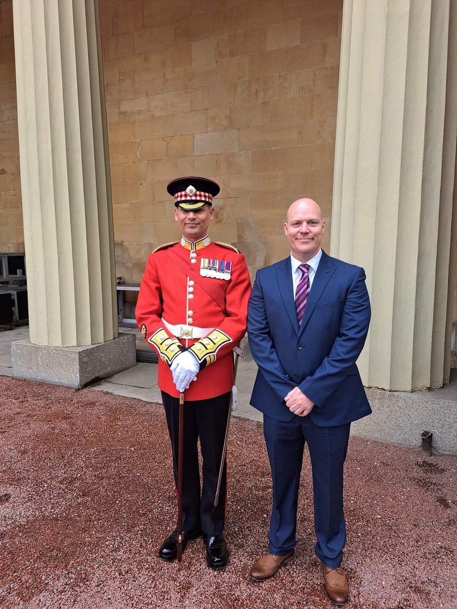 TheBuswalker's tweet photo. Such a gorgeous day today at the Buckingham Palace Garden Party. No King today, sadly, but we got to see the future King and his beautiful wife. It was such an honour to be invited. #thankyou #vaccinebus #buswalkers https://t.co/yMTvPSwEqT