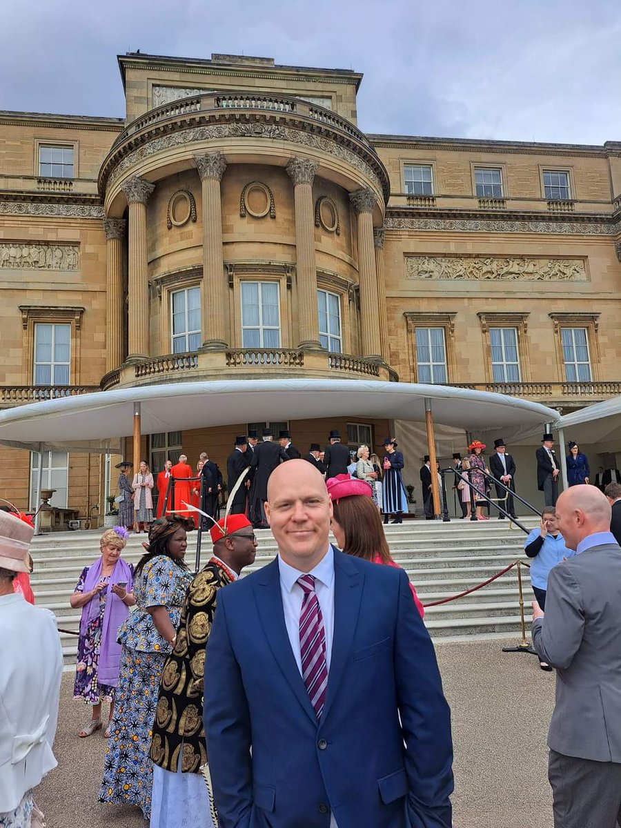 TheBuswalker's tweet photo. Such a gorgeous day today at the Buckingham Palace Garden Party. No King today, sadly, but we got to see the future King and his beautiful wife. It was such an honour to be invited. #thankyou #vaccinebus #buswalkers https://t.co/yMTvPSwEqT