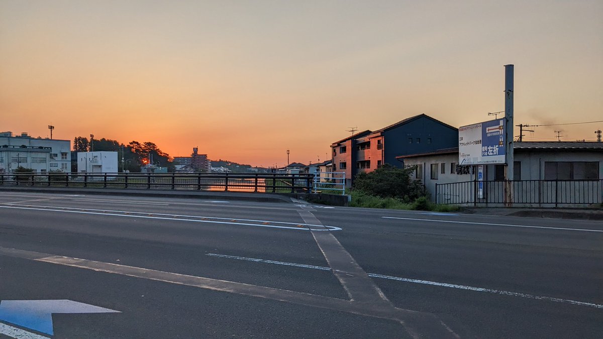 youhei19770902's tweet photo. おはようございます☀
寝たなぁ😴
早朝散歩してきました🚶‍♀️
太陽が眩しい🔆

←4:40
4:55→ https://t.co/v8sxIuKlfD