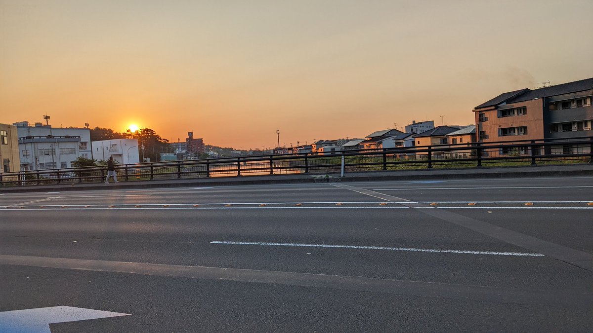 youhei19770902's tweet photo. おはようございます☀
寝たなぁ😴
早朝散歩してきました🚶‍♀️
太陽が眩しい🔆

←4:40
4:55→ https://t.co/v8sxIuKlfD