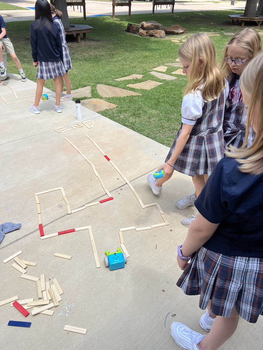 asesftw's tweet image. It’s our Week of Code! Things have kicked off with the Lower School students in the Exploratorium working on coding playgrounds. By the end of our Week of Code, all EC to 12th grade students will have gotten to participate in the coding playgrounds. #weekofcode