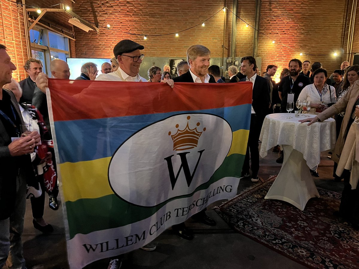LennardGeerts's tweet photo. Het is een bijzondere dag voor de Willem Club Terschelling, die bestaat uit mannen met de naam Willem op #Terschelling. 

Zij mochten hun erelid verwelkomen: koning Willem-Alexander. Uit naam van de club is een vlag overhandigd. 

Stuurman Willem Buren van @rederijdoeksen mocht het paar, met vlag van Vlieland naar Terschelling varen. 

#OmropFryslân #OmroepZilt