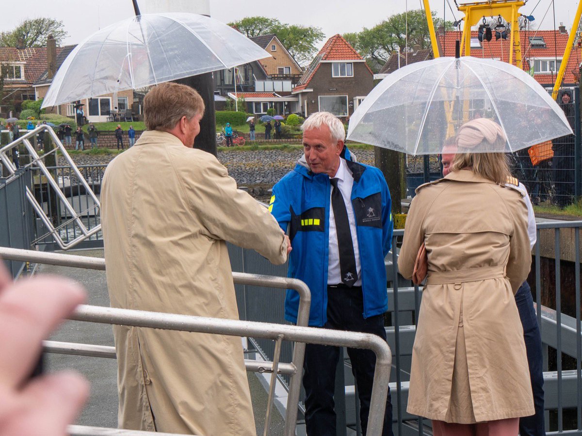 LennardGeerts's tweet photo. Het is een bijzondere dag voor de Willem Club Terschelling, die bestaat uit mannen met de naam Willem op #Terschelling. 

Zij mochten hun erelid verwelkomen: koning Willem-Alexander. Uit naam van de club is een vlag overhandigd. 

Stuurman Willem Buren van @rederijdoeksen mocht het paar, met vlag van Vlieland naar Terschelling varen. 

#OmropFryslân #OmroepZilt