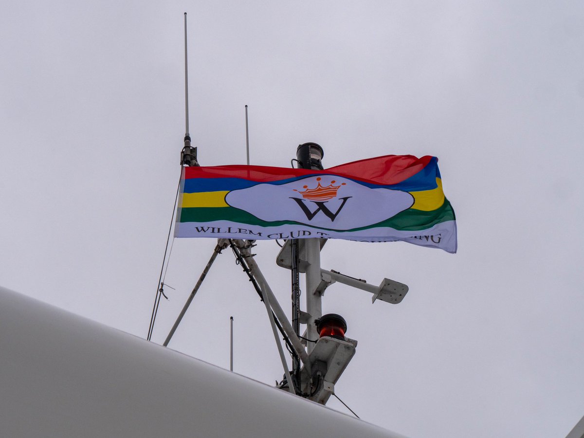 Het is een bijzondere dag voor de Willem Club Terschelling, die bestaat uit mannen met de naam Willem op #Terschelling. 

Zij mochten hun erelid verwelkomen: koning Willem-Alexander. Uit naam van de club is een vlag overhandigd. 

Stuurman Willem Buren van <a href="/rederijdoeksen/">Rederij Doeksen</a> mocht