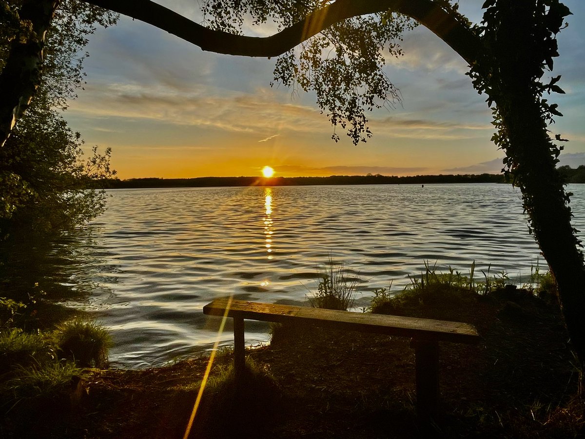 stphotography99's tweet photo. Sun setting on Wintersett reservoir,@bbcweather @BBCLookNorth @Hudsonweather @Abbiedew @KeeleyDonovan @WakeExpress @WkfdOfficial @Normanton0809 @journoLeanneC @Expwakefield @WakeyAmbassador @WestRidingSC https://t.co/Wrj8Nk8M1v