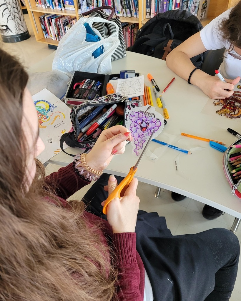 lhaemsb's tweet photo. 🔧 Check out these amazing photos from our Makerspace club on Tuesdays. 📸 Led by our talented LHA alumnus Jason Lum, we're exploring the exciting world of making things in the library after school. 📚✨ From crafting personalized key chains and pins to creating mesmerizing … https://t.co/1Pjt6yxcZs