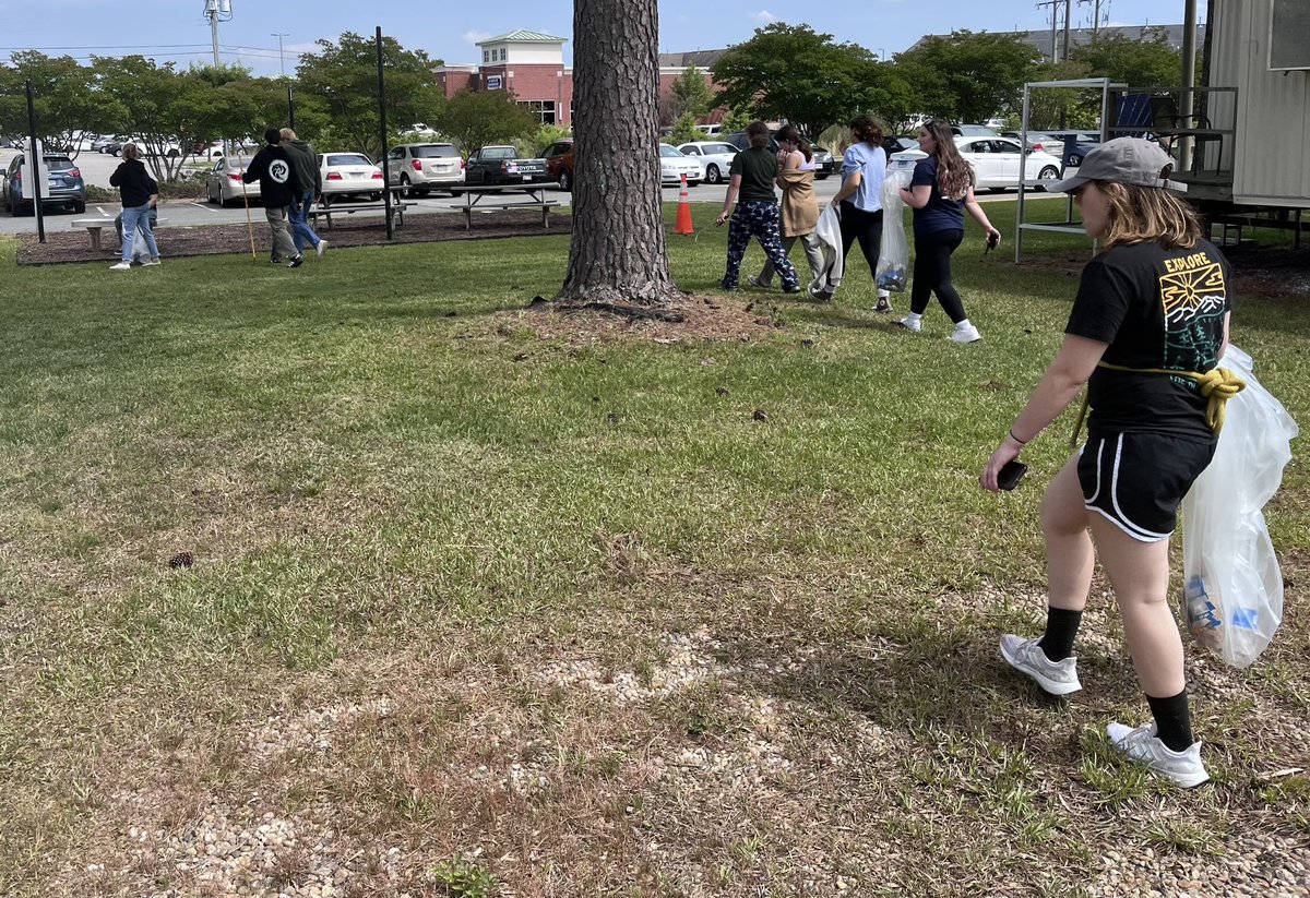 cpkcareercenter's tweet photo. The PM Firefighting class seized an opportunity to clean up CCC campus today! Thank you for your service!! ๐๐ช๐ #3Cs #ProudtobeCCC #Cyclonesgiveback https://t.co/aicNhXamdi