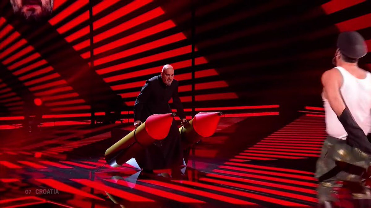 maxnell8's tweet image. Сподобався коментар, що у них на сцені зброї більше, ніж на параді побєдобєсія