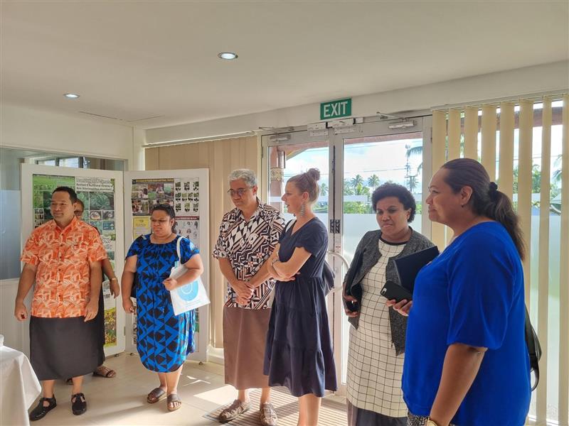 EmilySharpFiji's tweet photo. @psvivili and the amazing team @spc_cps Centre for Pacific Crops and Trees (CePacT)  with Honorable delegates in a Suva Missions briefing.  Exchanging on the importance of conservation and distribution of  species such as sweet potato to #resilience and #foodsystems. https://t.co/jUrNSyx4A7