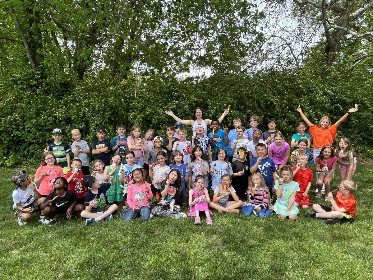 tcunningham312's tweet photo. Our @LPS_EIP teachers @chloetomney and @jillianes05 had their last day of school today! It’s been a great year with them 💛
 @OliviaKWinkler 
@LPSFranklinElem https://t.co/RqZV75Z0Vn