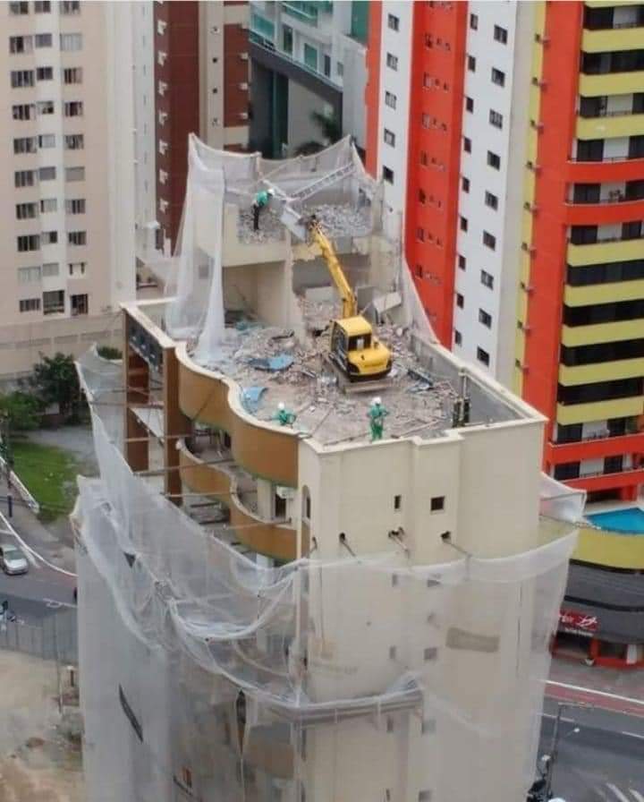 Algunos quieren entender la vida,
yo quiero entender ¿Cómo terminó esa máquina allí?