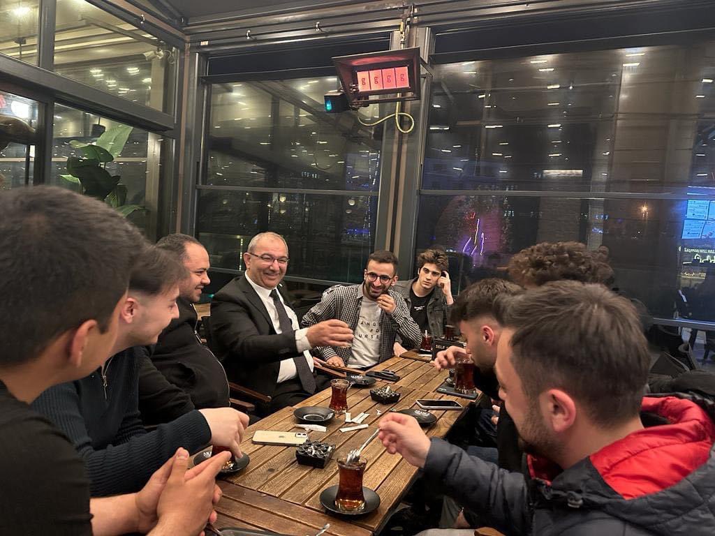 Gençler çay var dediler biz de eşlik ettik.

Çaya muhabbet, muhabbete samimiyet kattık. 

İYİ ki varsınız gençler. Sizinle her şey çok güzel olacak. #AZKALDI