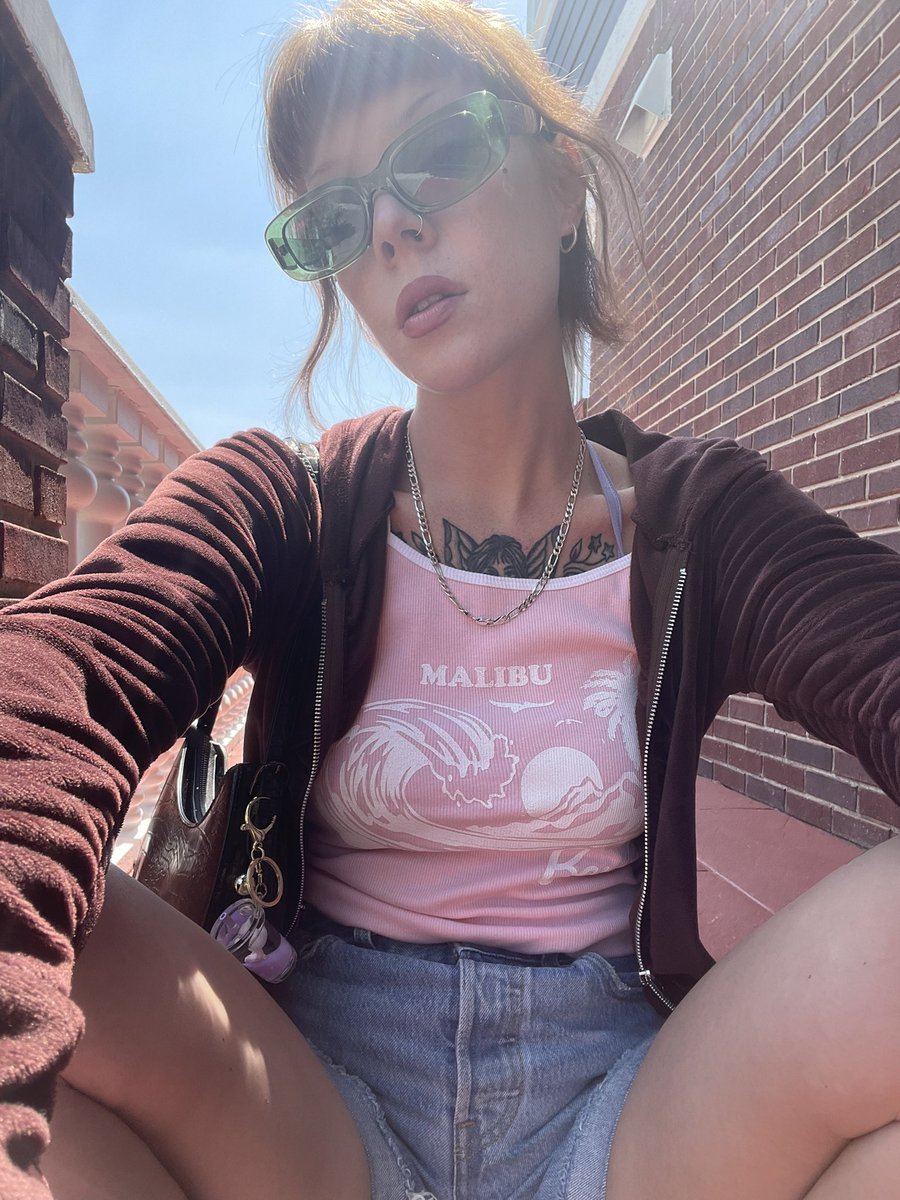 wolfdev0n's tweet photo. malibu barbie https://t.co/35ZYVc9TVm
