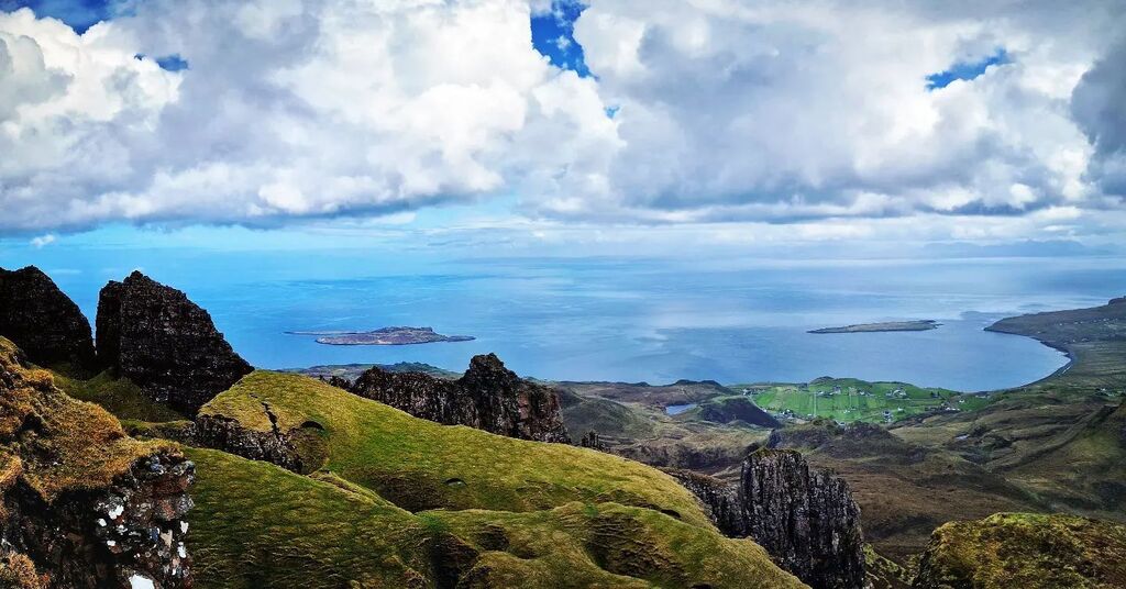 Sezsamuel712's tweet photo. No matter where I look its incredible..... #isleofskyescotland #walkingadventures #walkingwithfriends #lovewalking #quirangisleofskye #campervanadventures #campervanlicious #campervanlifestyle https://t.co/qQCIP34rnq https://t.co/4UexIIfsWn