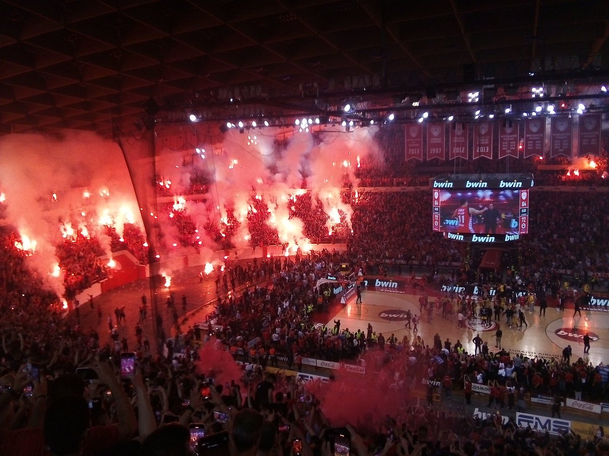 GKON77's tweet photo. ΣΑΣ ΑΓΑΠΑΩ ΡΕ ΜΑΛΑΚΕΣ!! ΟΜΟΡΦΑΙΝΕΤΕ ΤΗΝ ΖΩΗ ΜΑΣ!!⚪🔴
#OlympiacosBC
#EuroLeague https://t.co/8je4ug2fIF