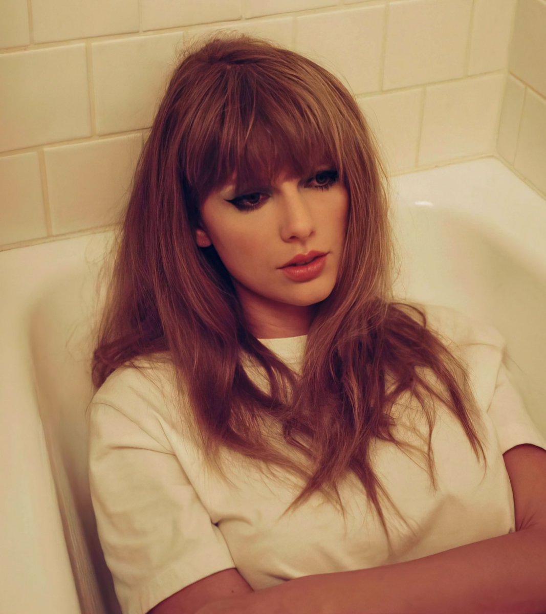 statsrodrigo's tweet photo. .@OliviaRodrigo’s “SOUR” (35) and @taylorswift13’s “Midnights” (25) are the female album with most weeks in Billboard 200’s top 5 this decade. https://t.co/MBUYBCtjIz