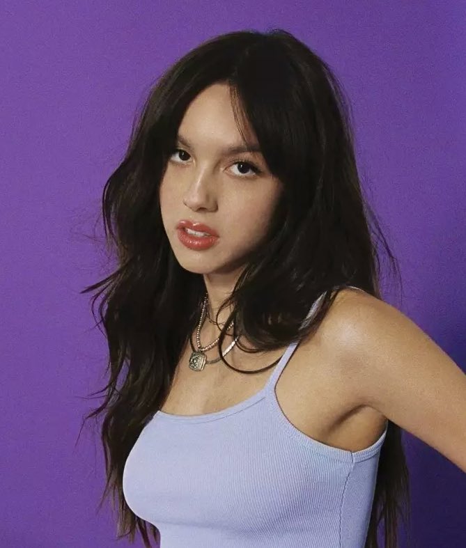 statsrodrigo's tweet photo. .@OliviaRodrigo’s “SOUR” (35) and @taylorswift13’s “Midnights” (25) are the female album with most weeks in Billboard 200’s top 5 this decade. https://t.co/MBUYBCtjIz