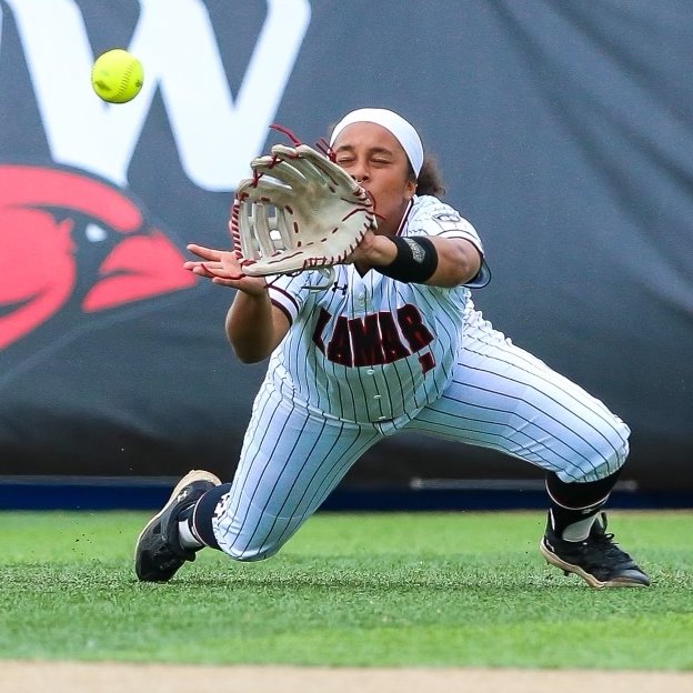 Michael Jordan 🤝 Mikaila Kenney

Making it look easy even with your eyes closed. 

#EarnedEveryDay x <a href="/LamarSoftball/">Lamar Softball</a>