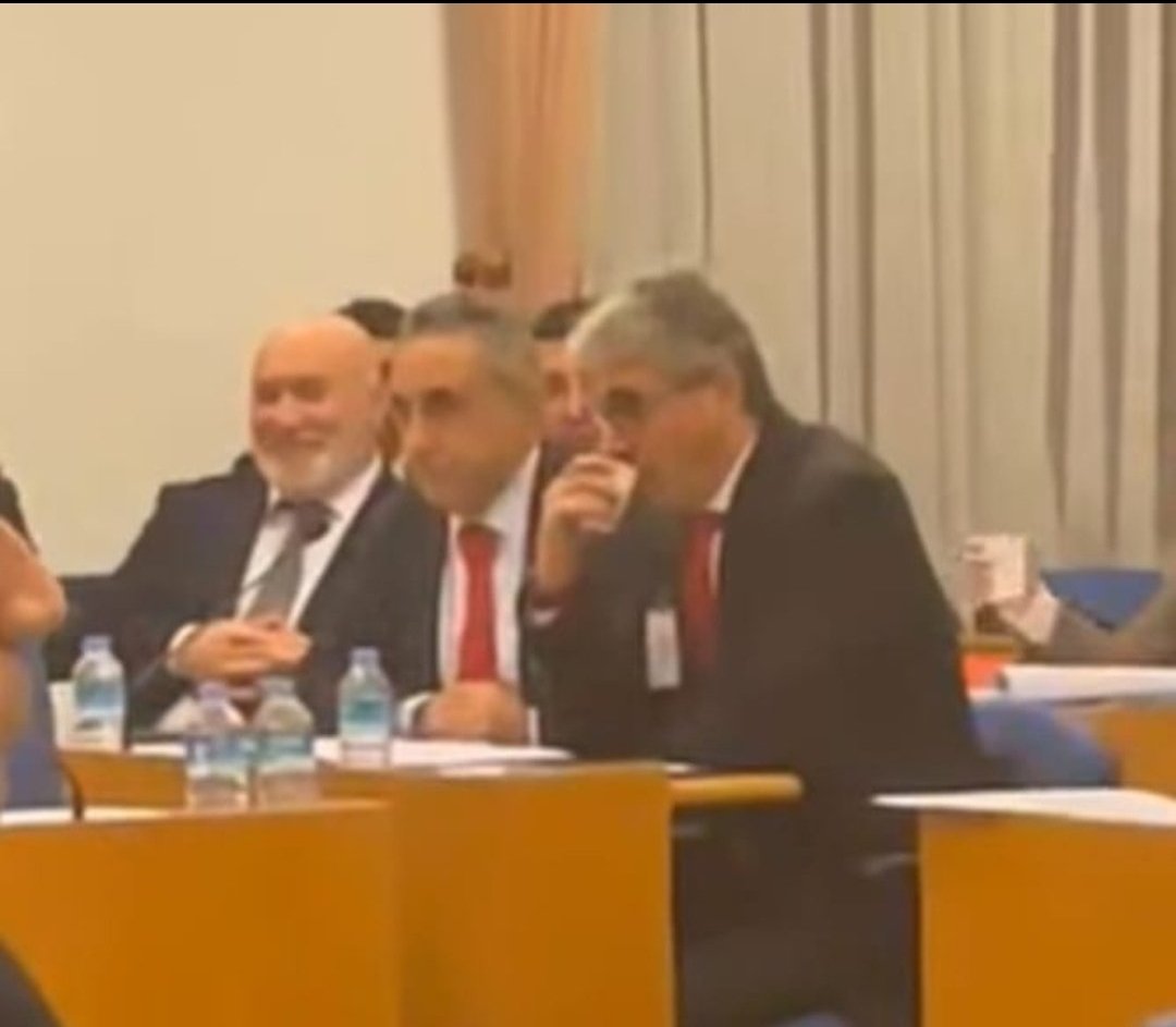 Kamu personeli kan ağlarken evine ekmek götürmekte zorlanırken... %2 kararında 2 gün mecliste yatan gülerek gününü gün eden toplantı sonrası audilerine binerek sendika rezidanslarına  giden malumsen ve ortağını unutmadık..

#MemuraEkZam #MemurHesapSoracak
