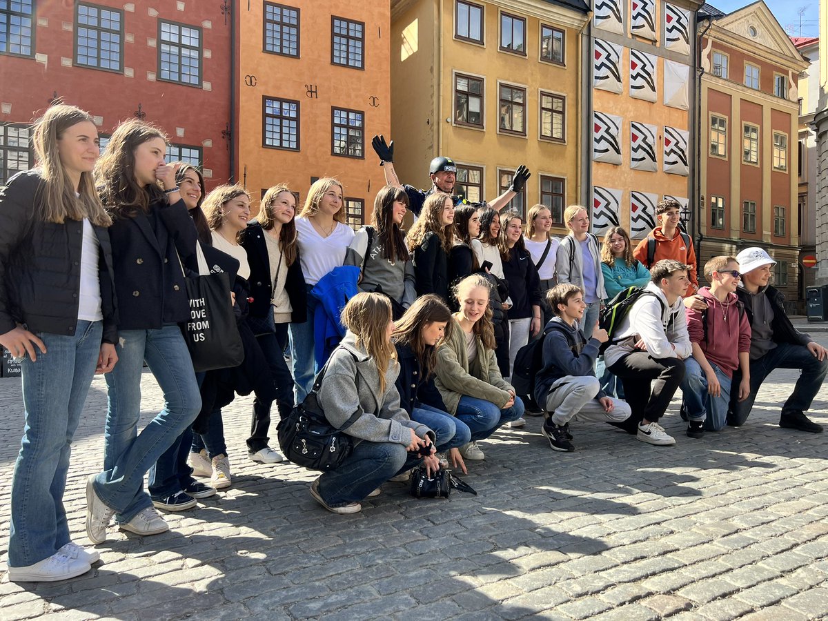 lehrerin_gloria (@lucenogloria) on Twitter photo Alumnat de 3r d’ESO de la <a href="/SINSCARDENER/">SINS CARDENER</a> d’ intercanvi a la Rålambshovsskolan d’ Estocolm, a Suècia. Compartint experiències i posant en pràctica els coneixements en un context real. Alumnat de 3r d’ESO de la <a href="/SINSCARDENER/">SINS CARDENER</a> d’ intercanvi a la Rålambshovsskolan d’ Estocolm, a Suècia. Compartint experiències i posant en pràctica els coneixements en un context real.