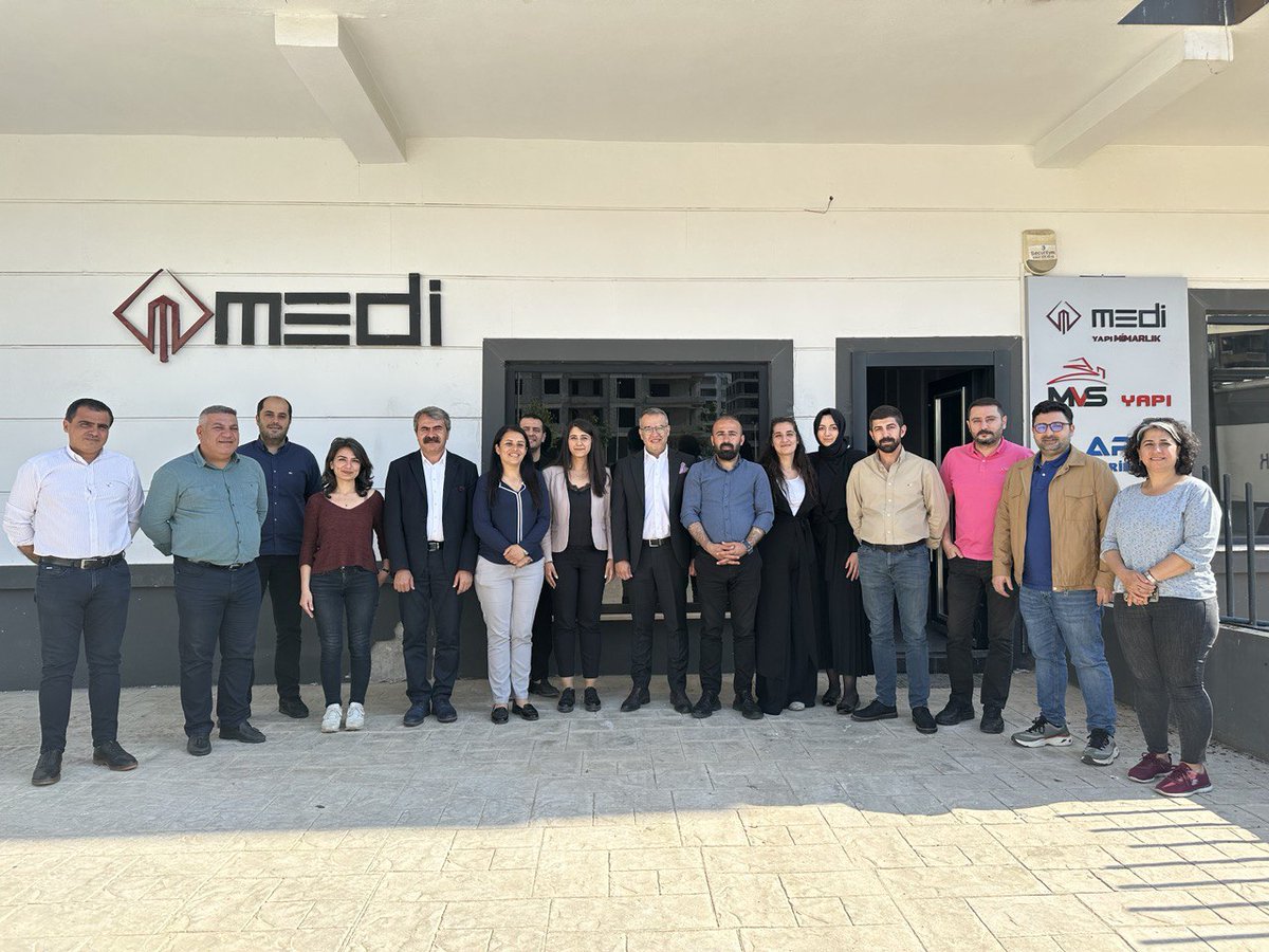 Ziyaretlerimiz devam ediyor. Tmmob ve Fikir Masasını ziyaretimizden.
Misafirperverlikleri için kendilerine teşekkür ederiz.
<a href="/batmacasema/">Sema Aişeoğlu</a> <a href="/avbulentasa/">Bülent Aşa</a> <a href="/ahmet_atis63/">Av.Ahmet Atış</a> <a href="/bawergl3/">Bawer Gül</a> 
<a href="/yesilsolurfa/">Yeşil Sol Urfa</a> @hdpurfail