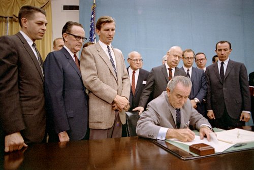 charlieGGongit's tweet image. 4/

After the assassinations of King, Jr., and  Kennedy in 1968, the #NRA backed the Gun Control Act that passed the same year, which put substantial restrictions on the purchase of guns based on mental illness, drug addiction, and age, among other factors. #SensibleGunControl