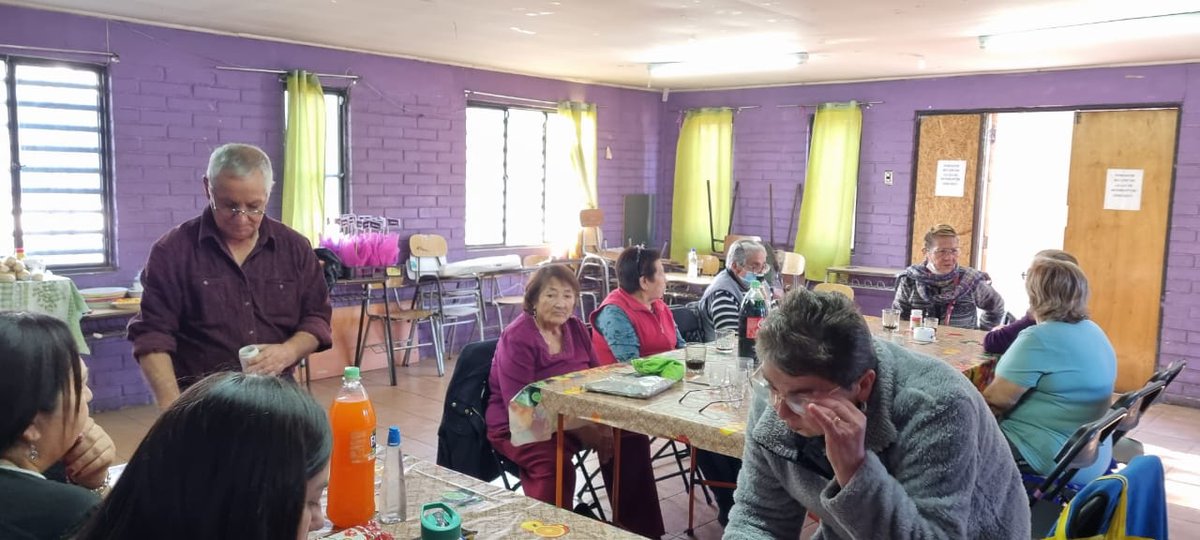 OIGAN NECESITO DE SU AYUDA.
 El centro de Adulto Mayor "Aguila de Lo Espejo"  son 15 Socias, la mayoría solo recibe la pensión básica. Ellas quieren tejer, pero faltan implementos, Lana de colores, palillos, crochet. Cabres Ayuden con su RT y hablen por DM.