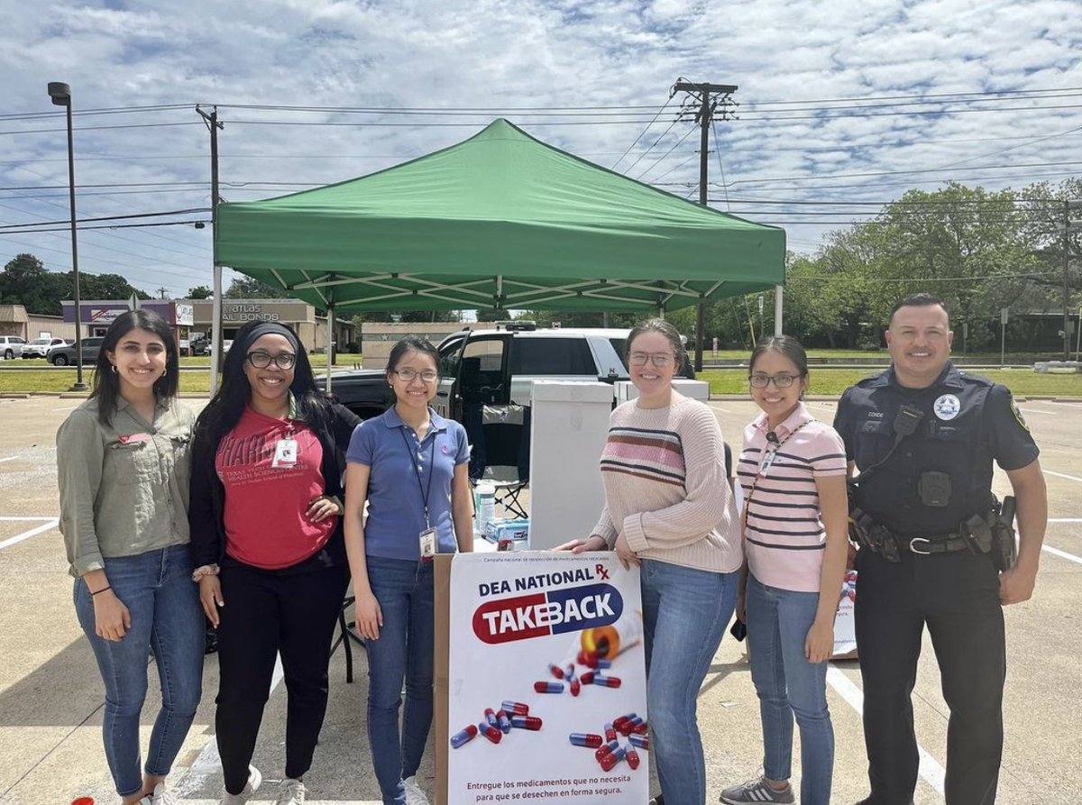 TTUHSCSOP's tweet photo. Last month, some of our Dallas American Pharmacists Association - Academy of Student Pharmacists (APhA-ASP) members teamed up with local law enforcement to be a part of the spring DEA National Medication Take Back Day. #MakeADifferenceMonday #aphaasp https://t.co/TEzgsVNI8K