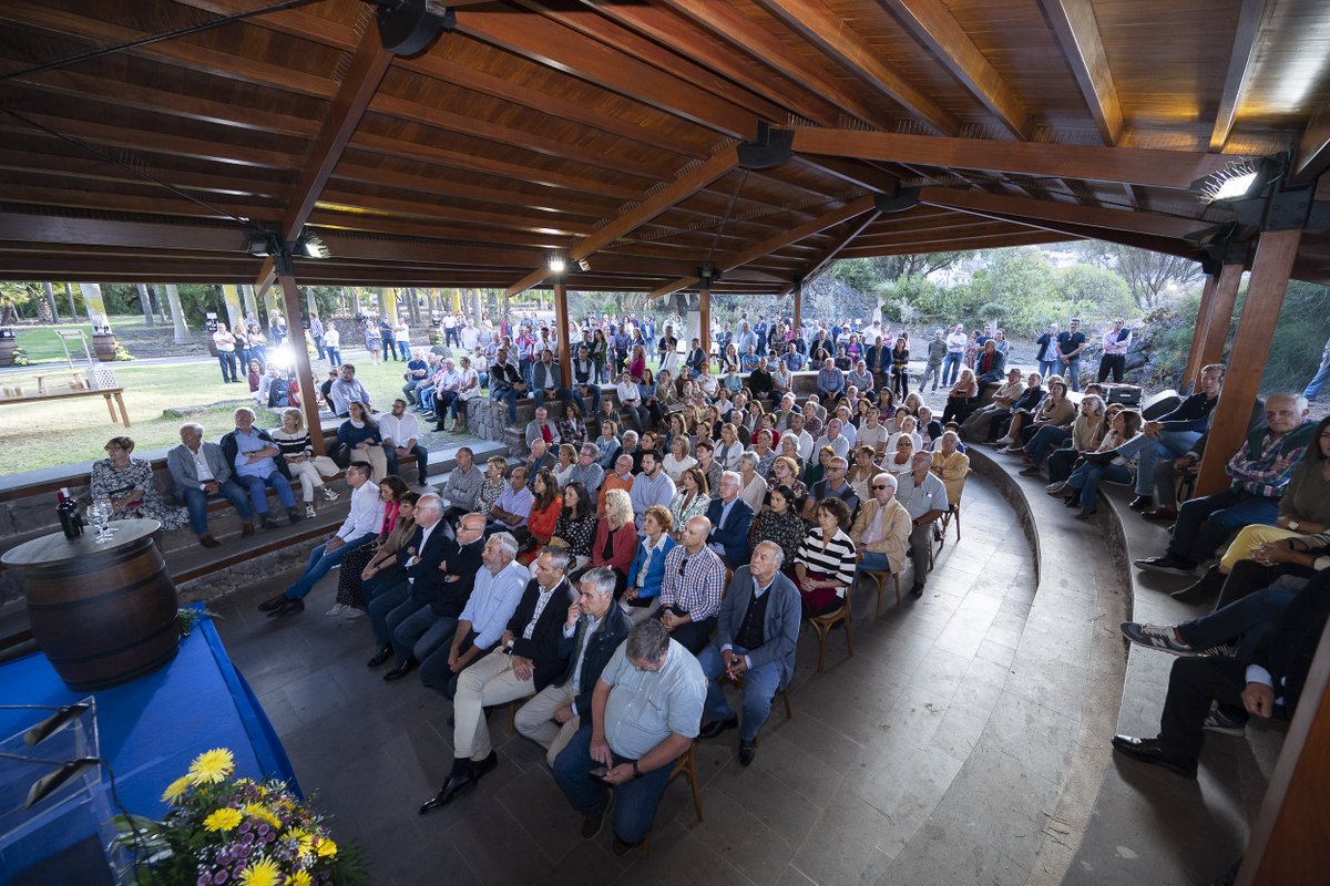 yessamarc's tweet photo. 🍷🍇🧑🌾Señorío de Agüimes participa en la presentación de la nueva cosecha de vinos de Gran Canaria, que se celebró en el Jardín Botánico Canario Viera y Clavijo. #bodegamunicipal #agüimes #vinosgc #desarrollorural https://t.co/B7uS2UlMym