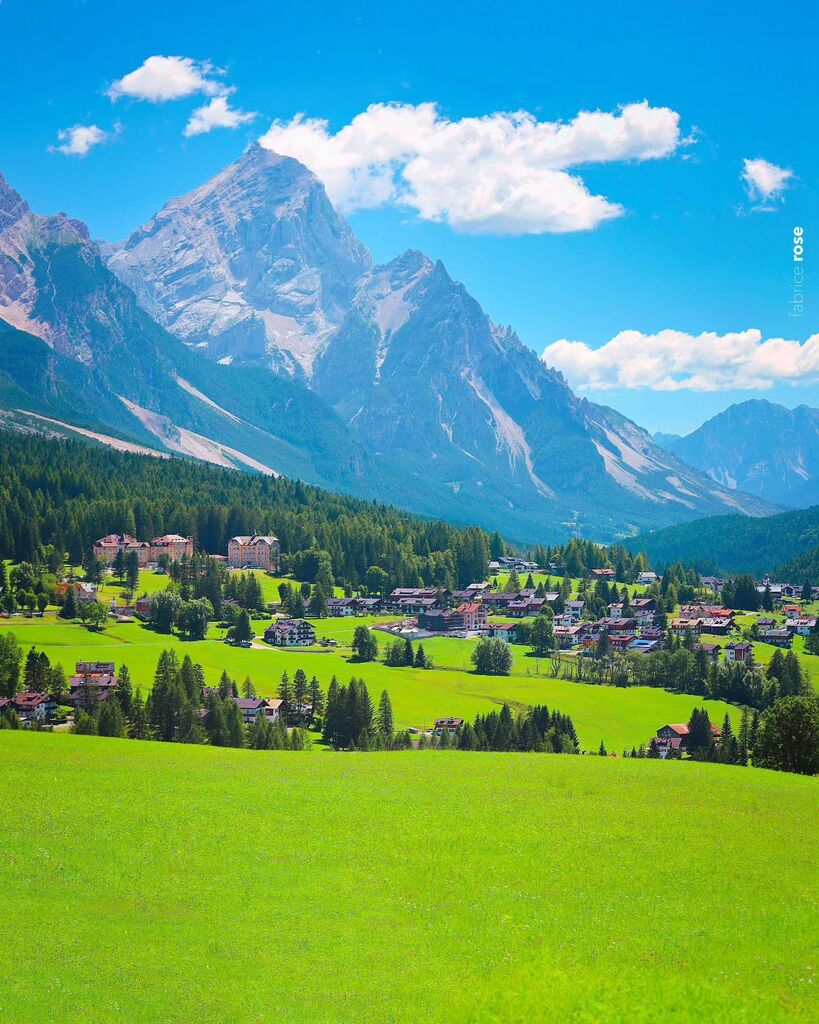 La magnifique ville de Cortina d'Ampezzo, nichée au cœur des montagnes des Dolomites.

Cette vue panoramique profite d'une lumière intense qui baigne les maisons pittoresques et les sommets majestueux. 🏔️

#CortinaDAmpezzo #Dolomites #dolomiti #canonfran… instagr.am/p/CsCPyclMvsF/