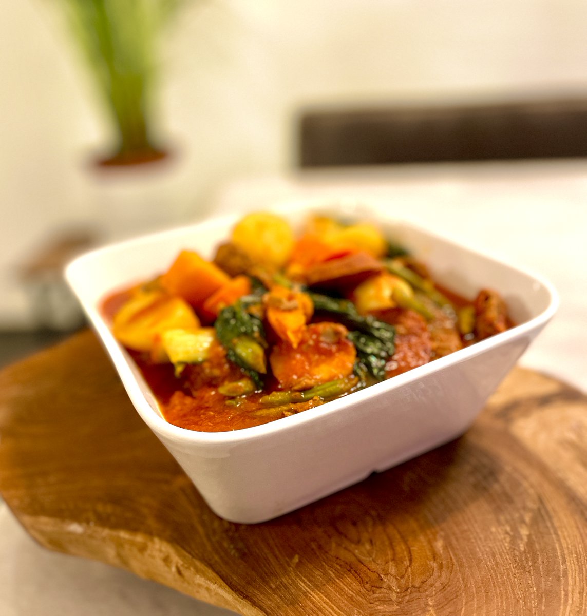KabayanJB's tweet photo. Looking for a hearty and flavorful stew?Try Beef Pochero, a classic Filipino dish that's easy to make and perfect for chilly nights. Made with beef,tomato sauce, vegetables, and plantains, it's a delicious and comforting meal that's sure to warm you up. #FilipinoFood #ComfortFood https://t.co/AqevuGpRRE