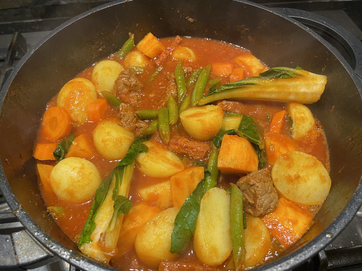 KabayanJB's tweet photo. Looking for a hearty and flavorful stew?Try Beef Pochero, a classic Filipino dish that's easy to make and perfect for chilly nights. Made with beef,tomato sauce, vegetables, and plantains, it's a delicious and comforting meal that's sure to warm you up. #FilipinoFood #ComfortFood https://t.co/AqevuGpRRE