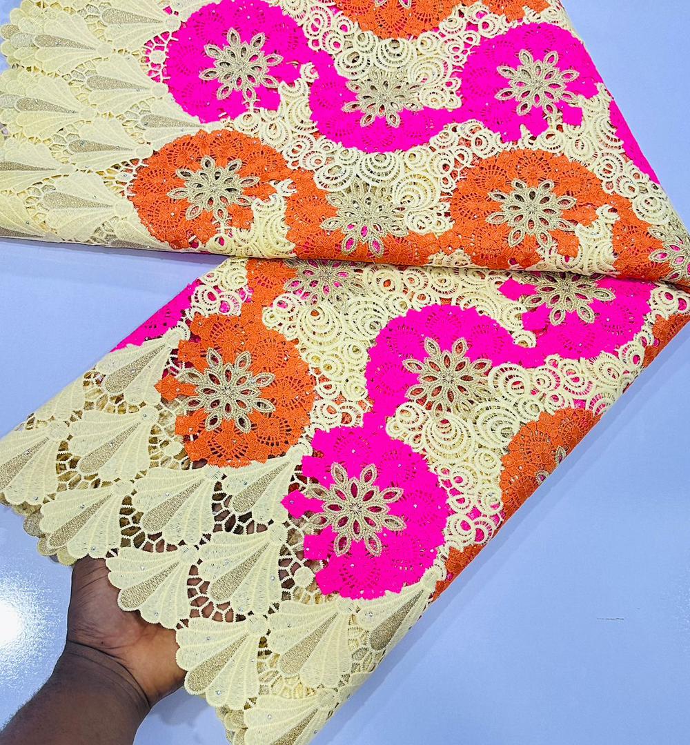 Beautiful Vogue worthy cord lace for grabs at affordable price of 30k, grab your own now!!! It's a trending fabrics and at affordable price, it's really a vogue-worthy.pls retweet for my customers on your tl. 😁🙏.