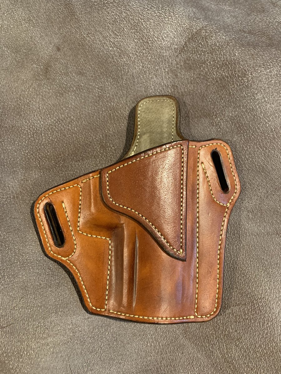 CustomVandal's tweet photo. The Vandal Custom Leather Constable holster for the Sig P320. This holster is for the full size 4.7” barrel model. It is suede lined and finished in English Bridle with chocolate edge that are burnished with pure beeswax.
#customleatherwork #customleatherholster https://t.co/itiz1mDonb
