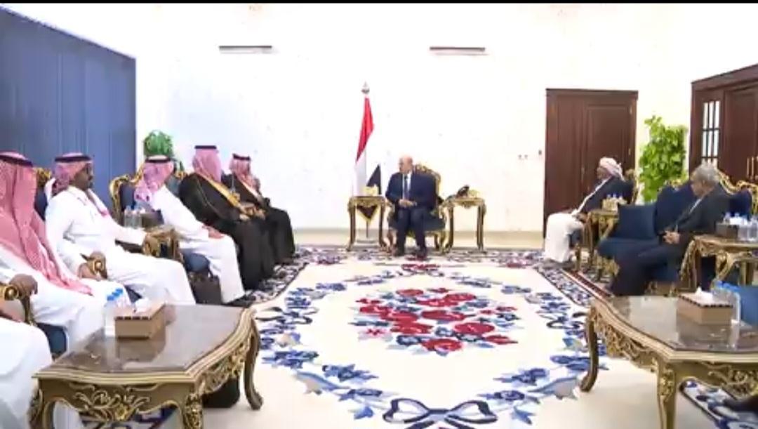 زيارة سعادة السفير محمد ال جابر <a href="/mohdsalj/">محمد ال جابر</a> إلى العاصمة عدن في هذه المرحلة تؤكد على عدد من الرسائل الهامة منها :

١- استقرار عدن وكشف كذب الإعلام المعادي
٢- الشرعية والقرار في عدن
٣- ليس لدى السعودية أي توجه عدائي ضد الجنوب
٤- دعم السعودية للخدمات والتنمية .
#السفير_ال_جابر_في_عدن