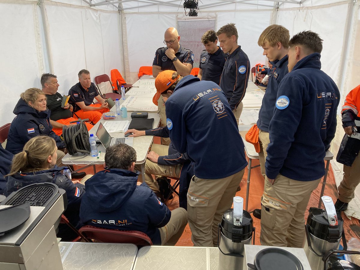 Vanavond bij @usar introbivak mooie gesprekken met nieuwe collega’s over teamgeest, vertrouwen en vakmanschap. 

Met diverse achtergronden en passies levert iedereen z’n inbreng: van timmerman tot topsporter, van circusartiest tot communicatie-adviseur. 

één team, één taak 🧡