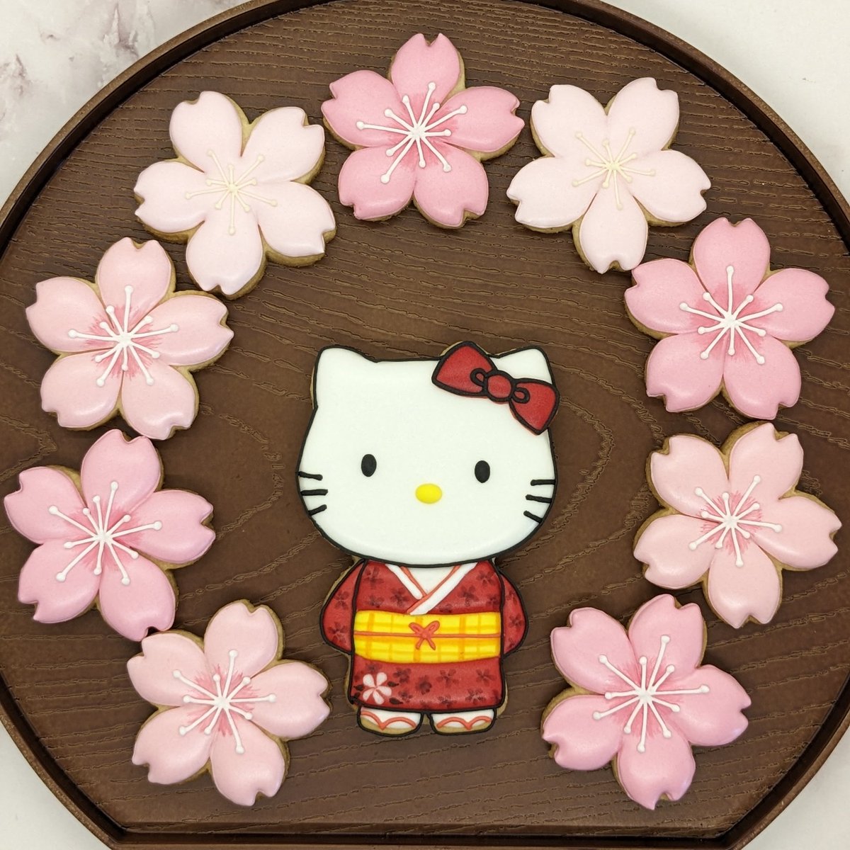 DouceursSablees's tweet photo. Pour mon premier tweet, je vous propose mes douceurs sablées Hello Kitty et sakura ☺️
#DouceursSablees #biscuits #biscuitsdecorés #Alsace #sugarcookies https://t.co/tAezWHrKbR