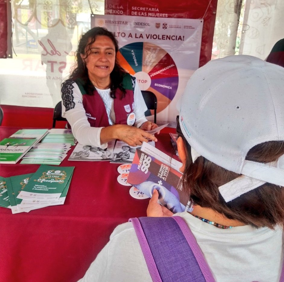 SSaludCdMx's tweet image. Acércate a las jornadas de #BienestaEnTuColonia, aquí las compañeras de @SeMujeresCDMX identifican casos de violencia de género que son canalizados a una de las 27 #LUNAS de la CDMX.  

También se difunde información sobre derechos sexuales y reproductivos para las mujeres. 🙋🏽‍♀️