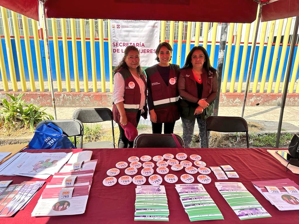 SSaludCdMx's tweet image. Acércate a las jornadas de #BienestaEnTuColonia, aquí las compañeras de @SeMujeresCDMX identifican casos de violencia de género que son canalizados a una de las 27 #LUNAS de la CDMX.  

También se difunde información sobre derechos sexuales y reproductivos para las mujeres. 🙋🏽‍♀️