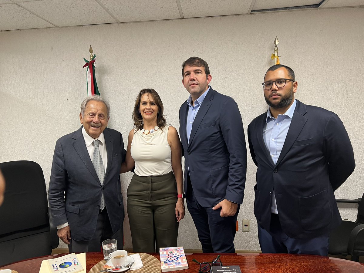prospericarlos's tweet photo. Estamos en Ciudad de México, reunidos en la Comisión de Asuntos Migratorios con la congresista @sofiacarvajali y el congresista @agomezv2308, conversando sobre la grave situación por la que atraviesan nuestros hermanos venezolanos. 

Hoy dejo claro que no están solos y seguiremos luchando para lograr solucionar la crisis por la que atraviesan. 🇻🇪 🇲🇽