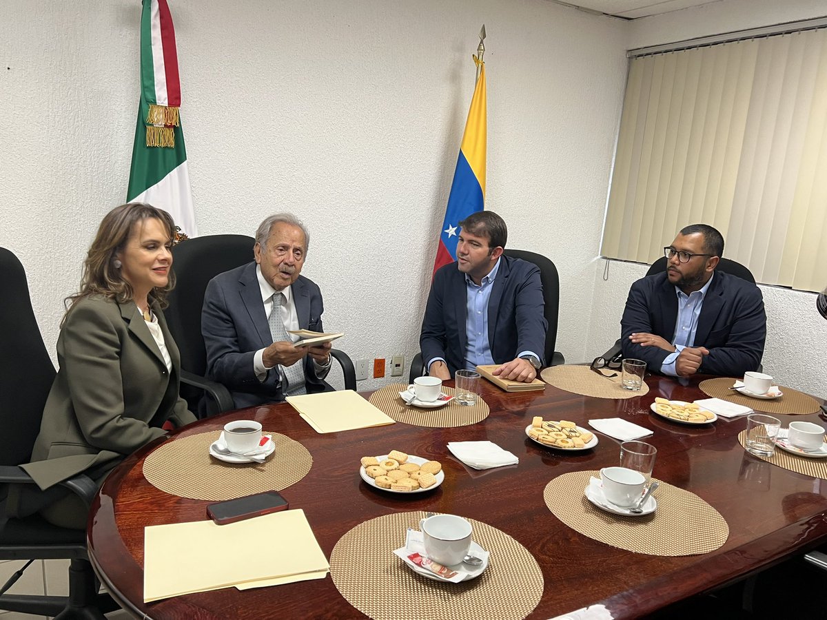 prospericarlos's tweet photo. Estamos en Ciudad de México, reunidos en la Comisión de Asuntos Migratorios con la congresista @sofiacarvajali y el congresista @agomezv2308, conversando sobre la grave situación por la que atraviesan nuestros hermanos venezolanos. 

Hoy dejo claro que no están solos y seguiremos luchando para lograr solucionar la crisis por la que atraviesan. 🇻🇪 🇲🇽
