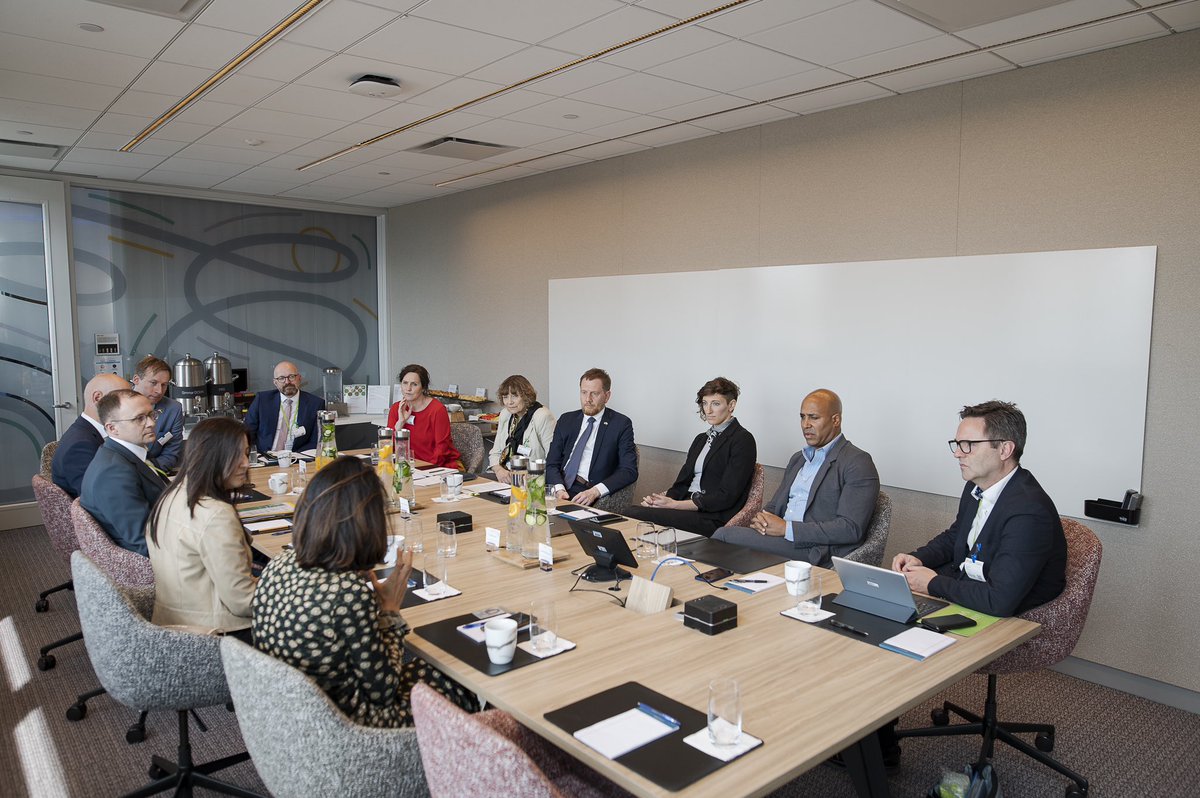 Die Potenziale von Künstlicher Intelligenz &amp; KI-Anwendungen sind Gegenstand des Austauschs bei @google. Dabei geht es auch um die Themen Sicherheit, Hassrede &amp; Fake News. (SK) #unterwegsFürSachsen