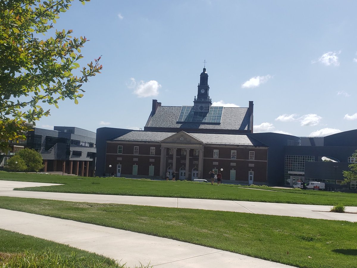 DPsmithteach's tweet image. Beautiful weather &amp;amp; Beautiful campus for 8th grade students to visit University of Cincinnati! @GoBEARCATS  Thank you for an excellent tour today! #bearcatpride #ucalumni