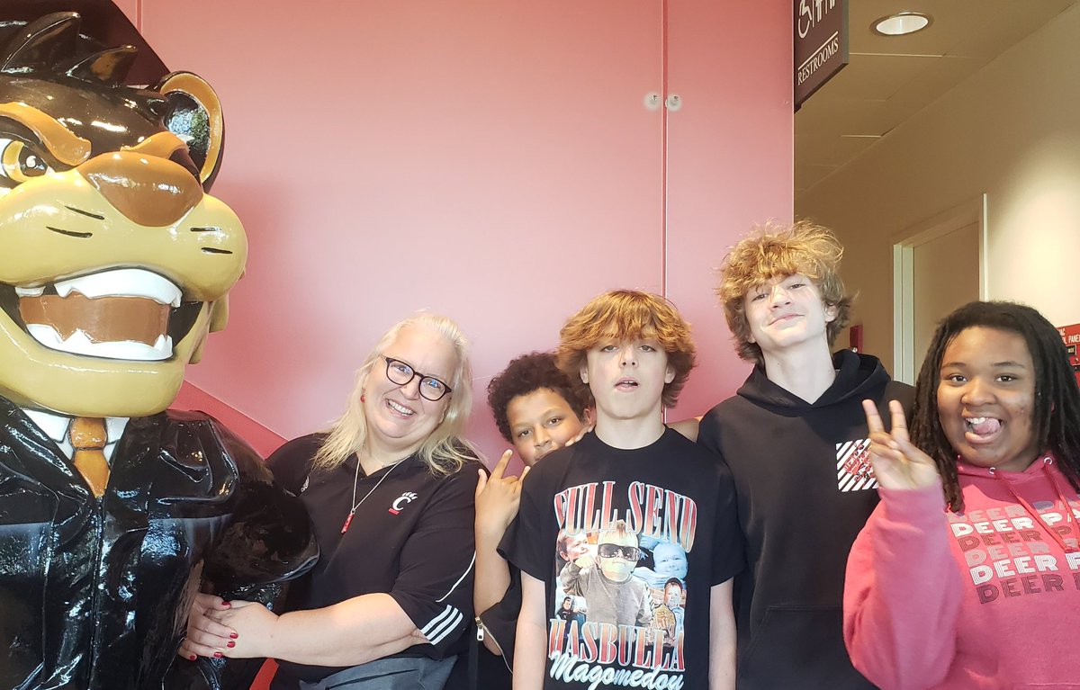 DPsmithteach's tweet image. Beautiful weather &amp;amp; Beautiful campus for 8th grade students to visit University of Cincinnati! @GoBEARCATS  Thank you for an excellent tour today! #bearcatpride #ucalumni