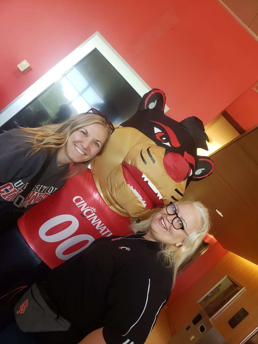 DPsmithteach's tweet image. Beautiful weather &amp;amp; Beautiful campus for 8th grade students to visit University of Cincinnati! @GoBEARCATS  Thank you for an excellent tour today! #bearcatpride #ucalumni