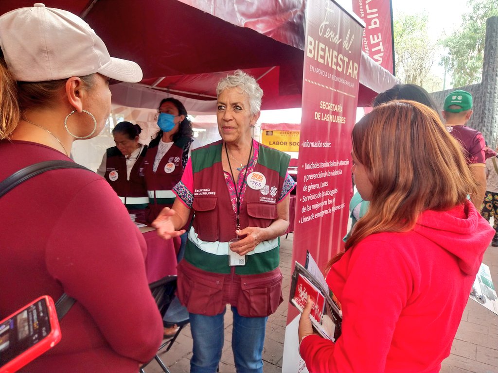 SSaludCdMx's tweet image. Acércate a las jornadas de #BienestaEnTuColonia, aquí las compañeras de @SeMujeresCDMX identifican casos de violencia de género que son canalizados a una de las 27 #LUNAS de la CDMX.  

También se difunde información sobre derechos sexuales y reproductivos para las mujeres. 🙋🏽‍♀️